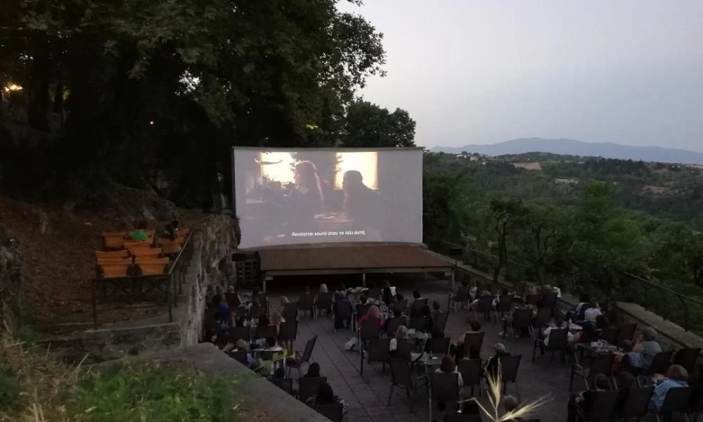 Έδεσσα: Διέλυσαν τον θερινό κινηματογράφο! Πέταξαν τραπέζια και καθίσματα σε γκρεμό